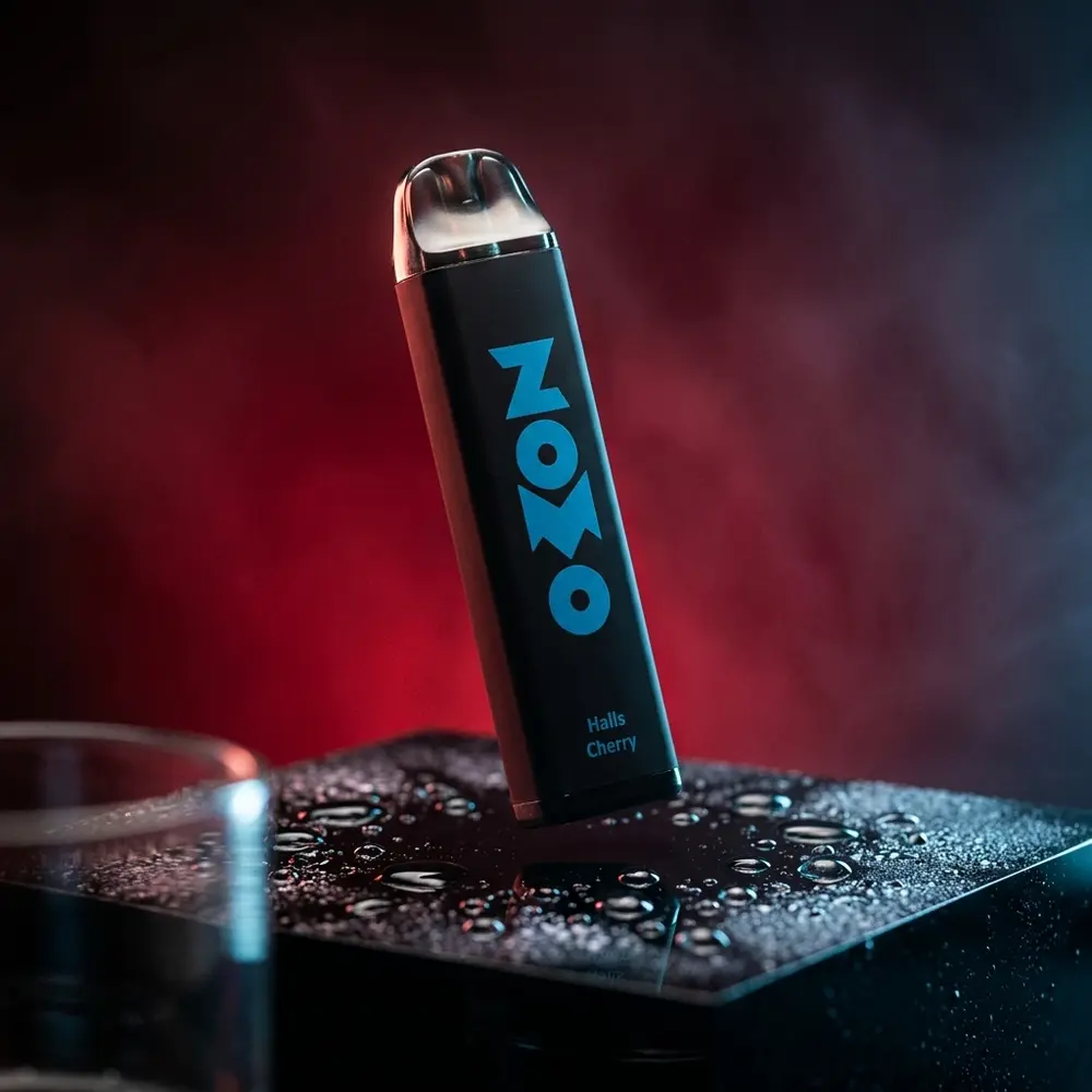 Pod descartavel Zomo Party Halls Cherry sobre acrilico preto com reflexos vermelhos e azuis, close promocional. - Vapor Gringo