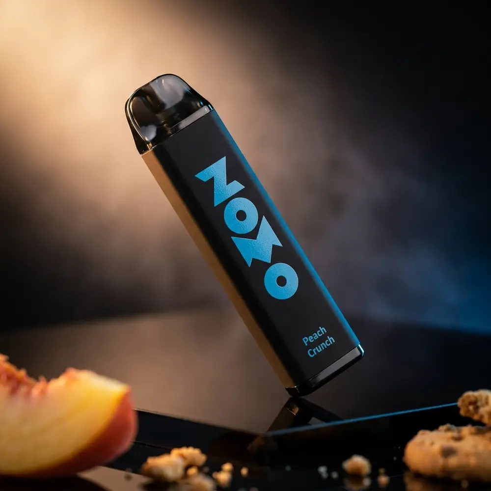 Pod descartavel Zomo Party Peach Crunch sobre acrilico preto com iluminacao dramatica e reflexos nítidos - Vapor Gringo