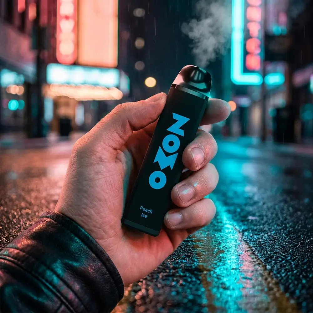 Pod Descartável Zomo Party Peach Ice na mão de um vaper, rua noturna molhada com neon pêssego e reflexos urbanos - Vapor Gringo