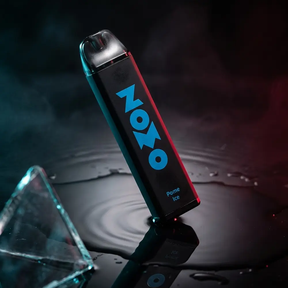 Pod descartavel Zomo Party Pome Ice suspenso sobre acrilico preto com luzes azul e magenta e reflexo - Vapor Gringo
