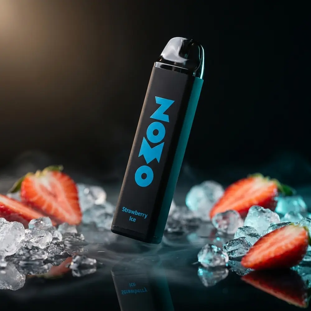 Pod descartavel Zomo Party Strawberry Ice suspenso sobre base acrilica com gelo e morango ao redor - Vapor Gringo