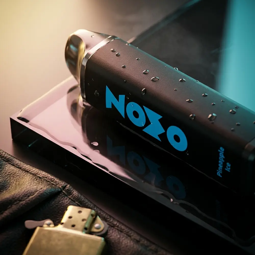 Pod descartável Zomo Strawberry Cream 800 puffs apoiado em base acrílica molhada com reflexos e gotas de condensação - Vapor Gringo