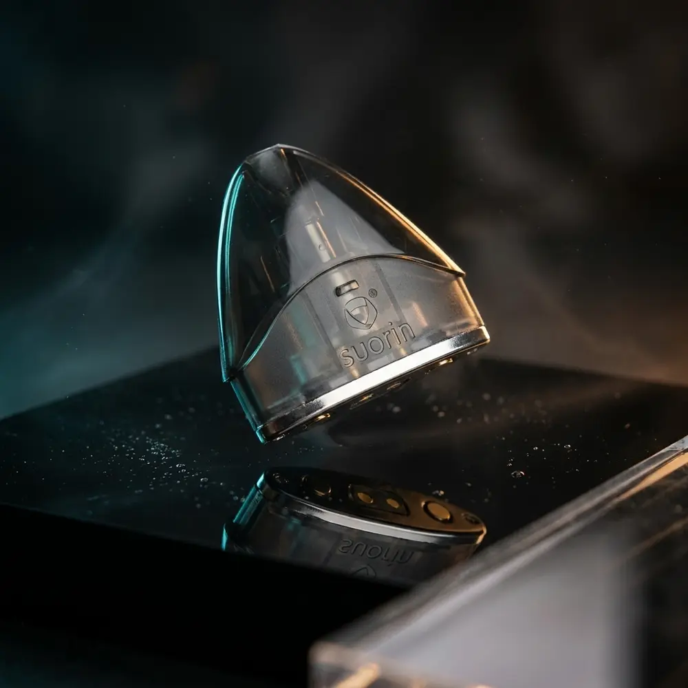 Pod Drop Reposicao 2ml Suorin sobre slab acrilico preto, iluminacao ciano e amber, reflexo e sombra realista - Vapor Gringo