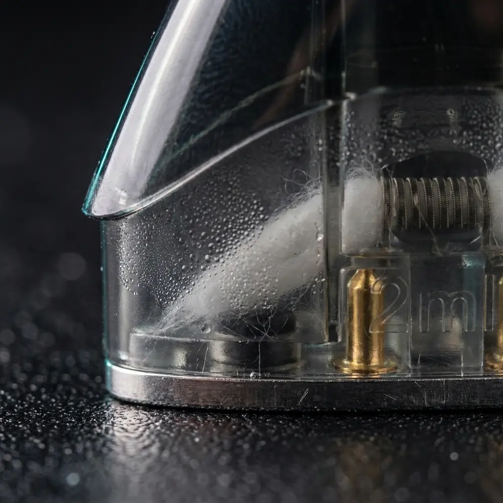 Macro do cartucho Pod Drop Reposicao 2ml Suorin mostrando contato banhado a ouro, bobina horizontal e condensacao - Vapor Gringo