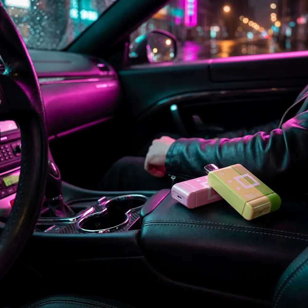 Pod Elf Bar EW9000 apoiado em encosto de couro de carro de luxo com reflexos urbanos neon ao fundo - Vapor Gringo
