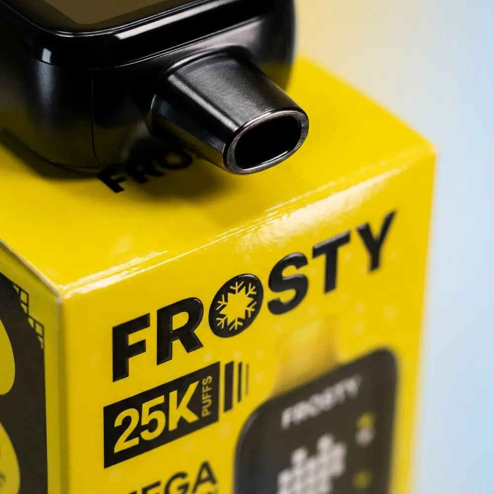 Macro do Pod Descartável Frosty Banana Ice mostrando logo, bocal e acabamento metálico com reflexos precisos - Vapor Gringo