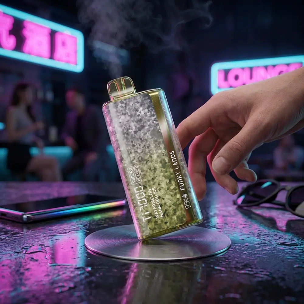Pod Funky Lands Ti7000 apoiado em balcão urbano molhado com luzes neon ao fundo e mão parcial tocando o dispositivo - Vapor Gringo