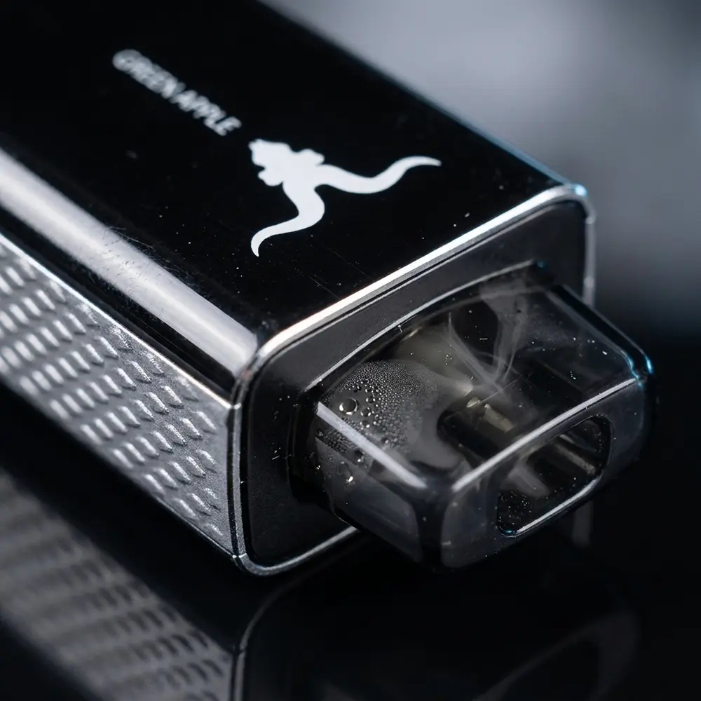 Detalhe do Pod Descartável Ignite P100 Pró mostrando acabamento metálico, logo nítido e gotas de condensação - Vapor Gringo
