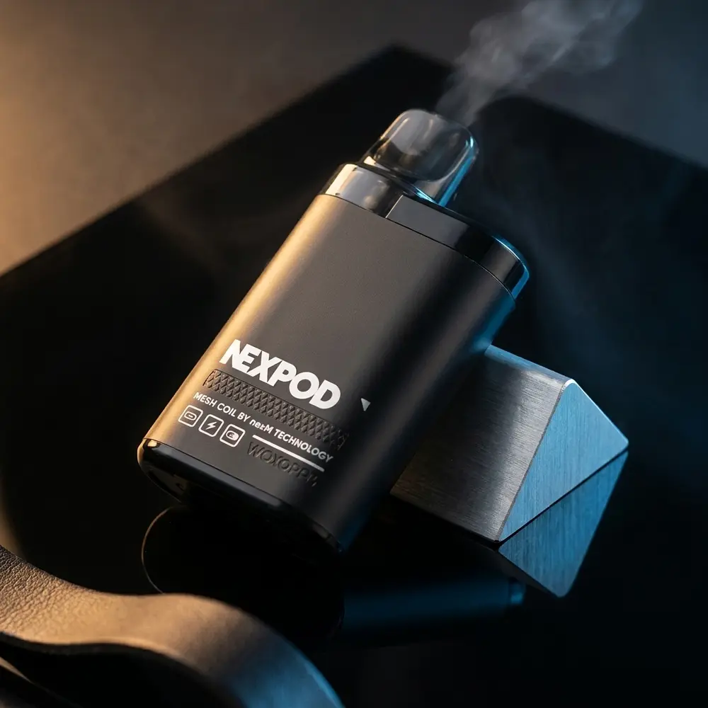 Pod Recarregavel NexPod 3500 Strawberry Lush sobre base acrilica preta com iluminacao dramatica e reflexos metalicos - Vapor Gringo