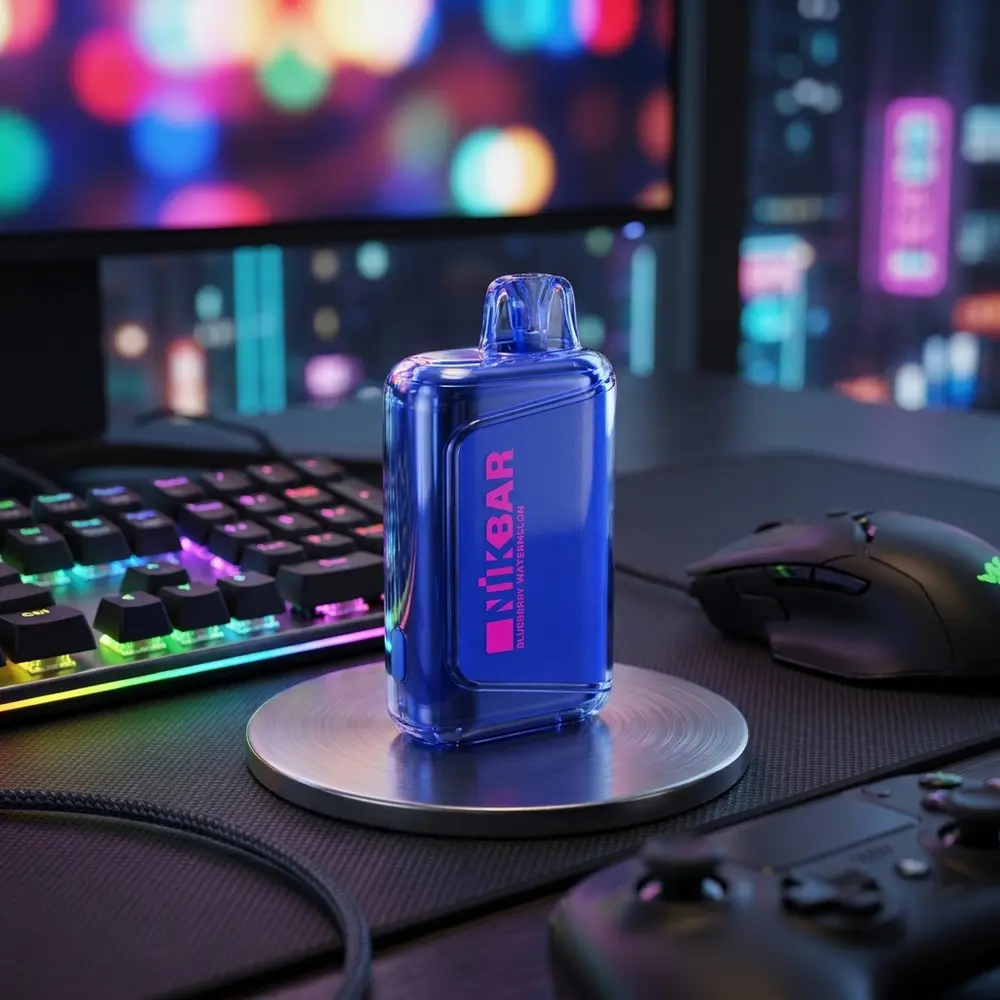 Pod NikBar Blueberry Watermelon sobre mesa gamer com iluminação RGB, teclado e luzes urbanas ao fundo - Vapor Gringo