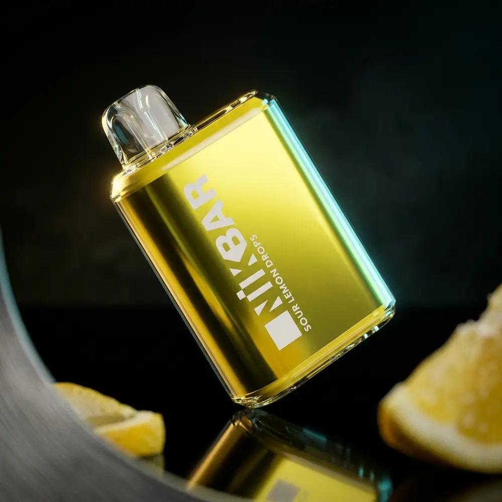 Pod descartavel NikBar Sour Lemon Drops suspenso sobre acrilico preto com reflexos amarelos e acabamento premium - Vapor Gringo