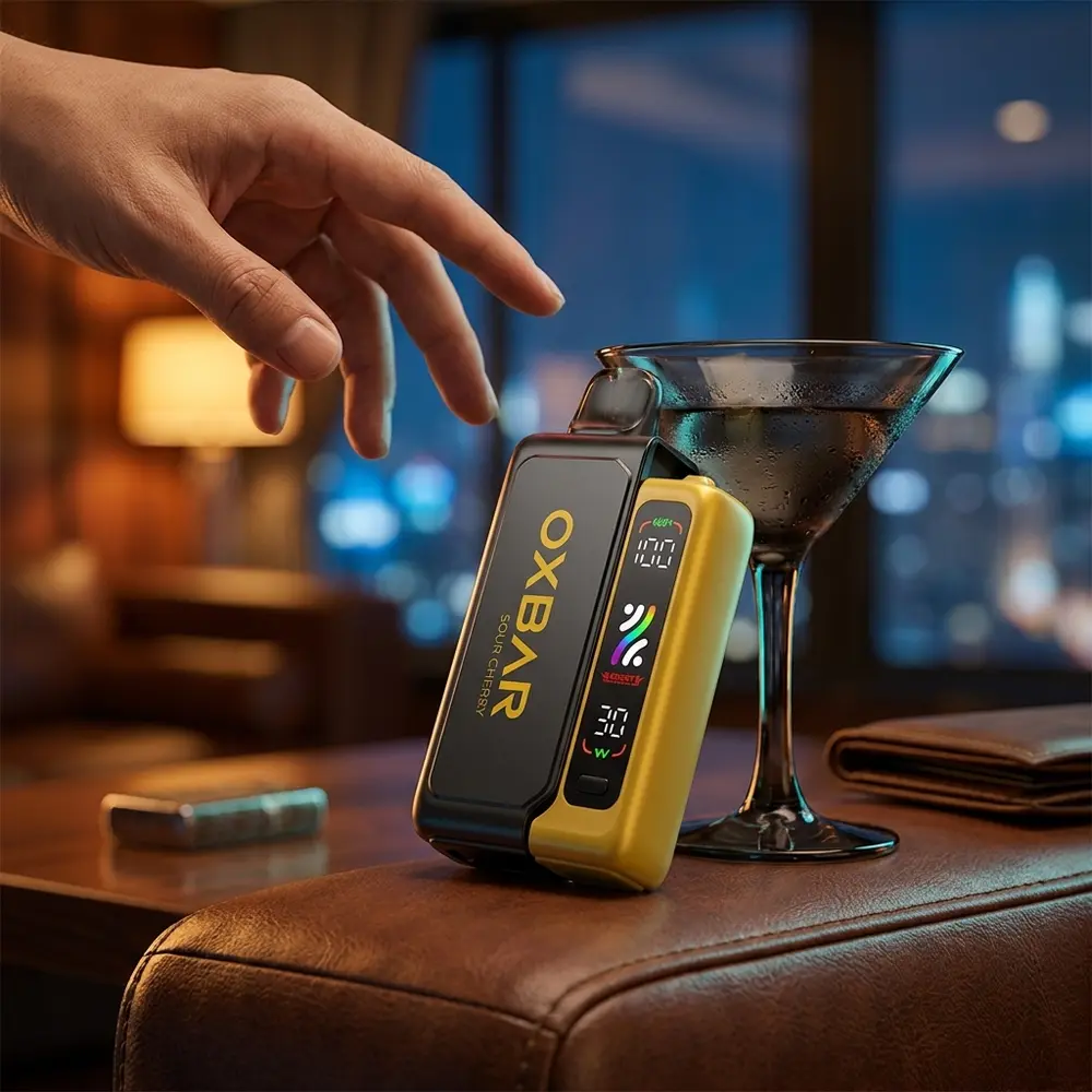 Pod Oxbar G32K apoiado num copo em lounge de luxo, luzes de cidade desfocadas e reflexão no couro - Vapor Gringo