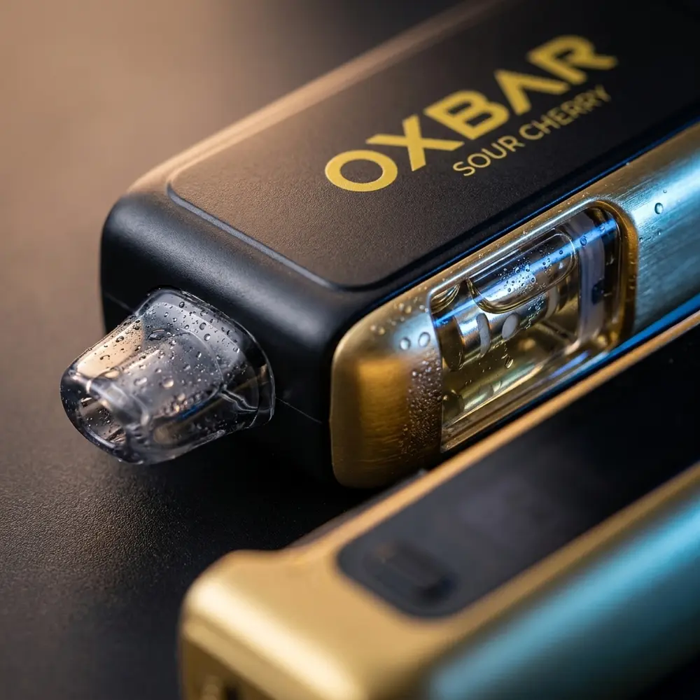 Close do pod Oxbar G32K mostrando boca, janela transparente, logo e gotas de condensação na superfície - Vapor Gringo