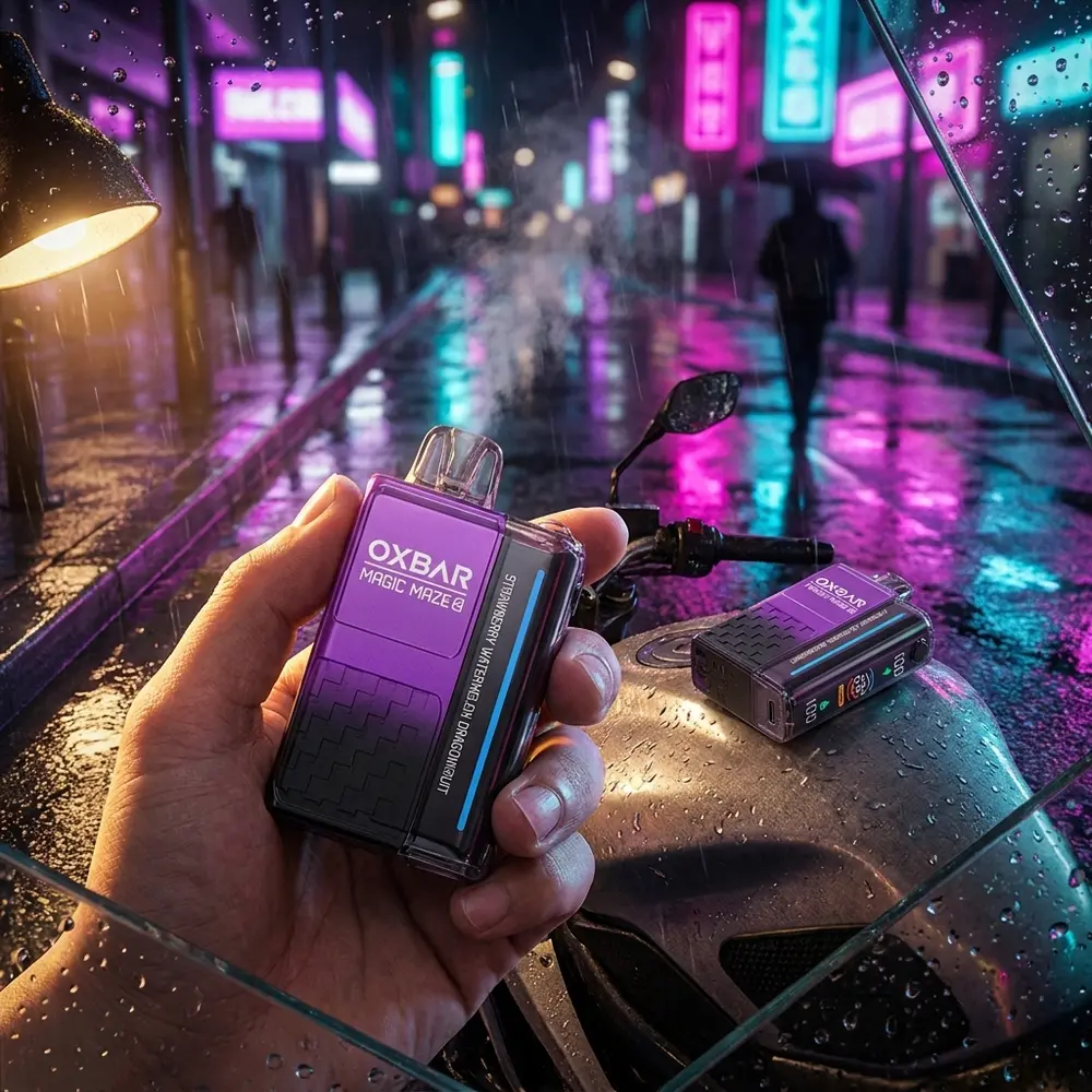 Pod Descartavel Oxbar Magic Maze 2.0 na mao de um vaper em rua neon com poças refletindo placas ao fundo - Vapor Gringo