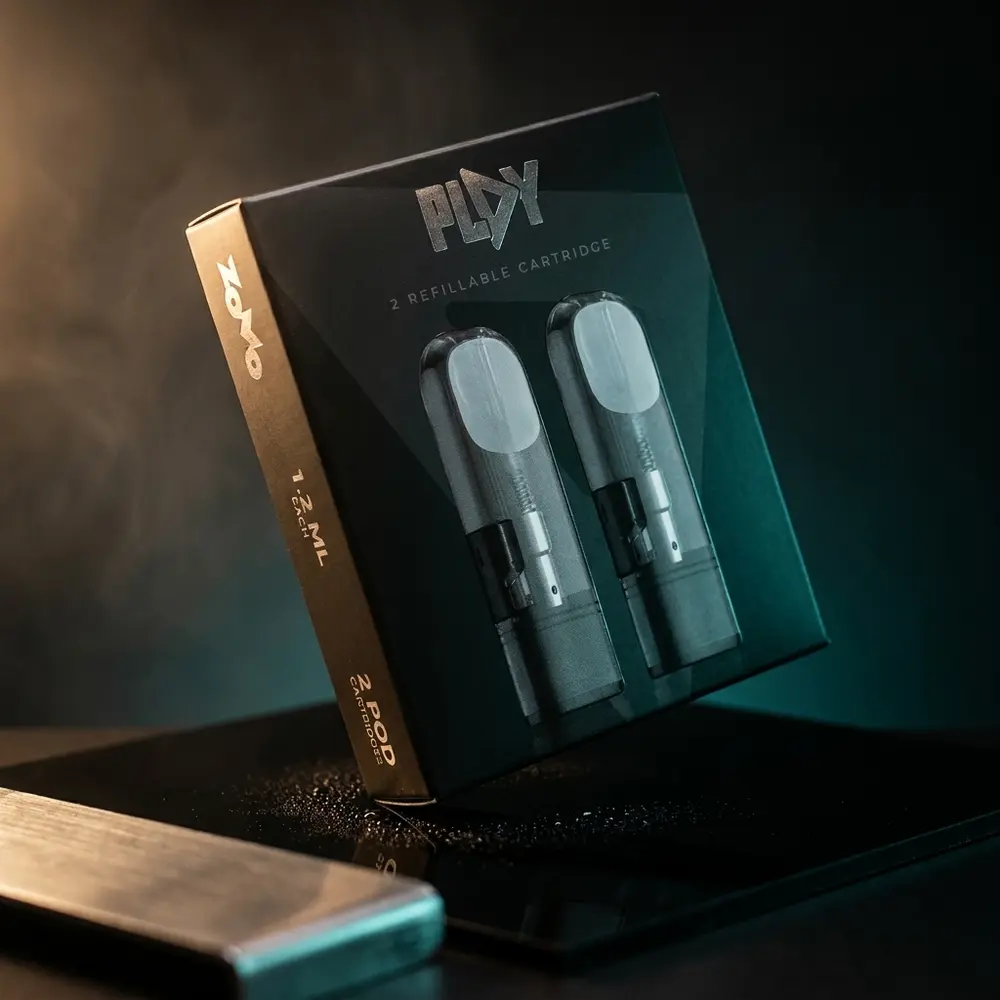 Pod de reposicao Play - Zomo posado sobre acrilico preto com reflexos profundos e gotas de condensacao - Vapor Gringo