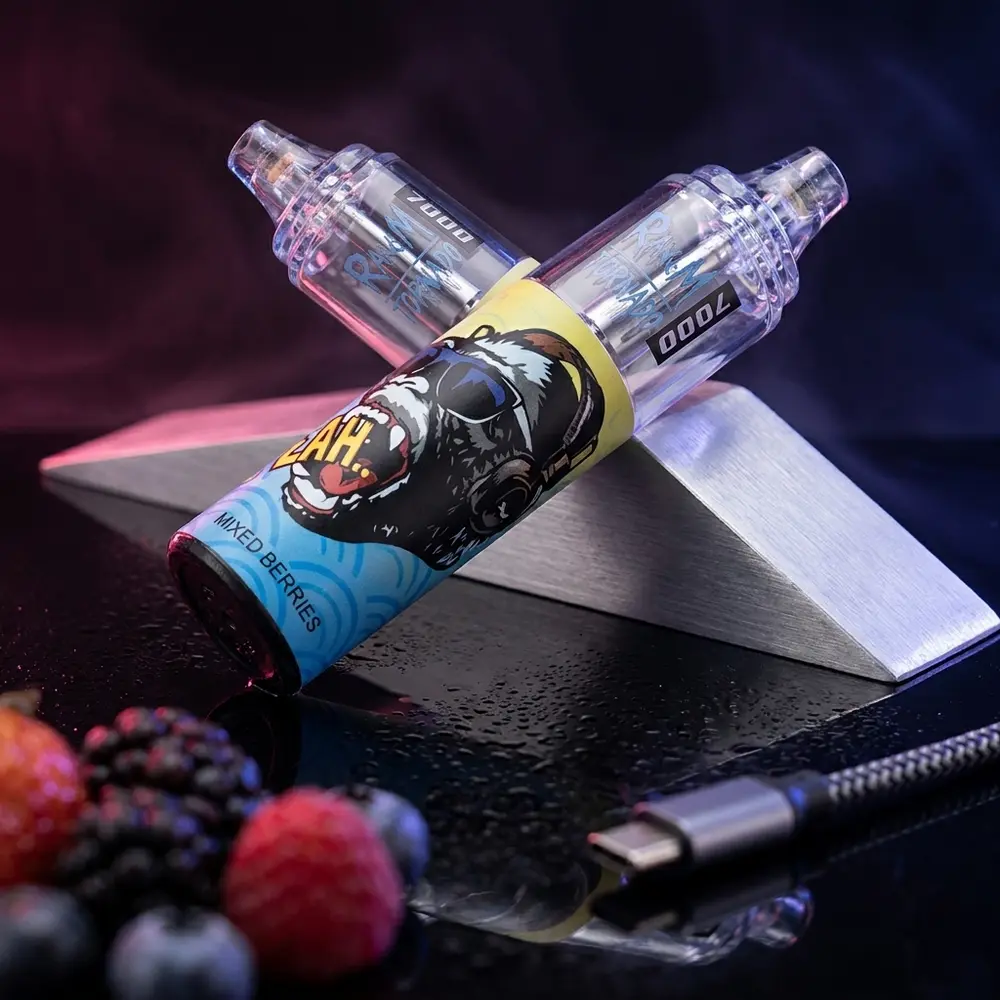 Pod descartavel Rand M Tornado Mixed Berries sobre base acrilica escura, iluminação roxa e reflexos luxuosos - Vapor Gringo