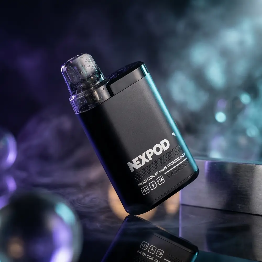 Pod Recarregável NexPod Purple Razz Ice inclinado sobre acrílico preto com luzes roxas e reflexos metálicos - Vapor Gringo