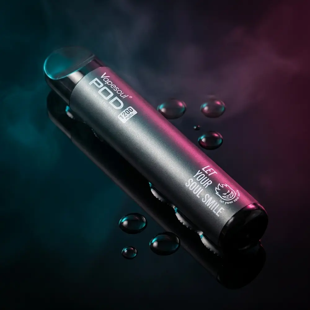 Pod Recarregável Vapesoul preto apoiado em acrílico molhado, luzes azul e magenta e reflexos metálicos e sombra dramática - Vapor Gringo