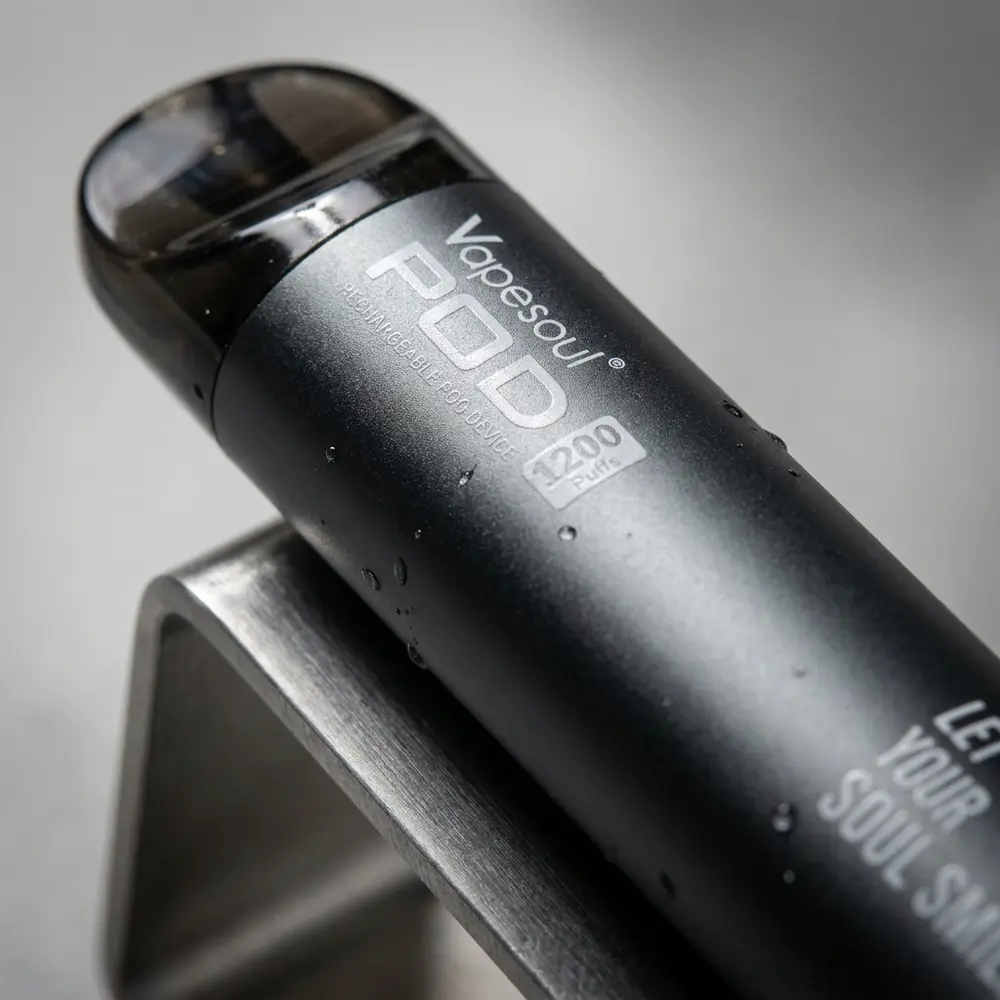 Macro do bocal e superfície do Pod Recarregável Vapesoul com gotas de condensação, textura metálica e logo nítido - Vapor Gringo