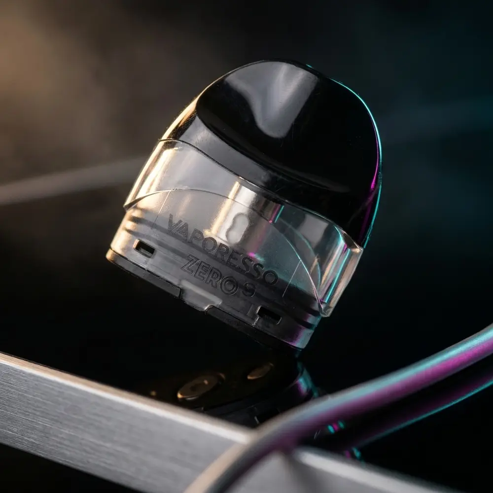 Pod Reposicao Renova Zero S apoiado sobre superficie acrilica escura com luzes RGB e reflexao luxuosa - Vapor Gringo