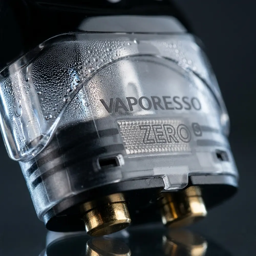 Close-up do pod Renova Zero S mostrando janela transparente, contatos metalicos e condensacao - Vapor Gringo