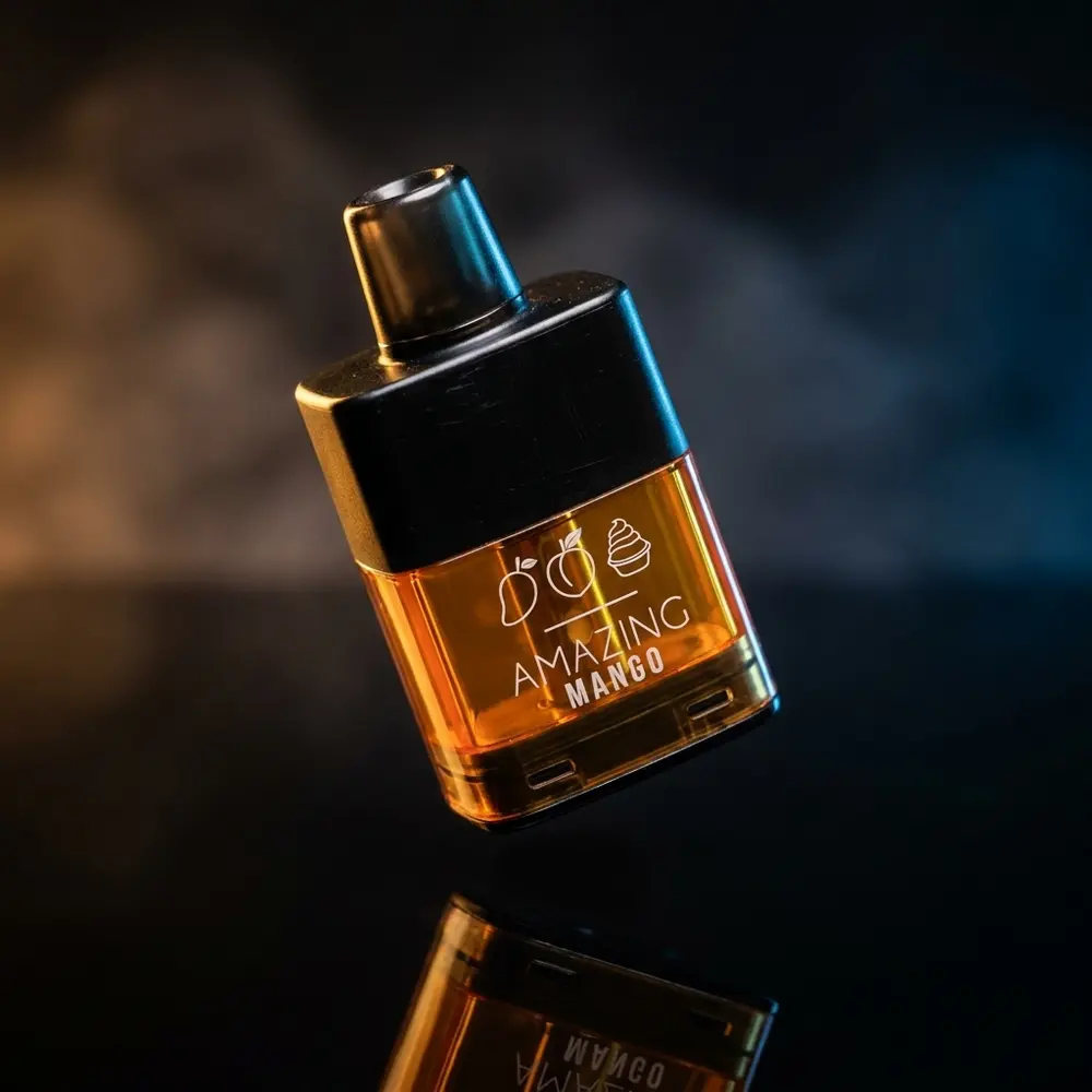 Pod reposicao Amazing Mango Naked100 suspenso sobre superficie acrilica preta com luzes ambar e reflexos luxuosos - Vapor Gringo