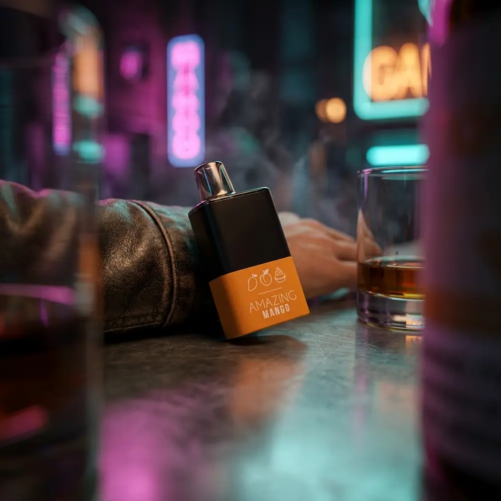 Pod reposicao Amazing Mango Naked100 sobre bancada urbana com luzes neon roxas e objetos de estilo vaper ao redor - Vapor Gringo