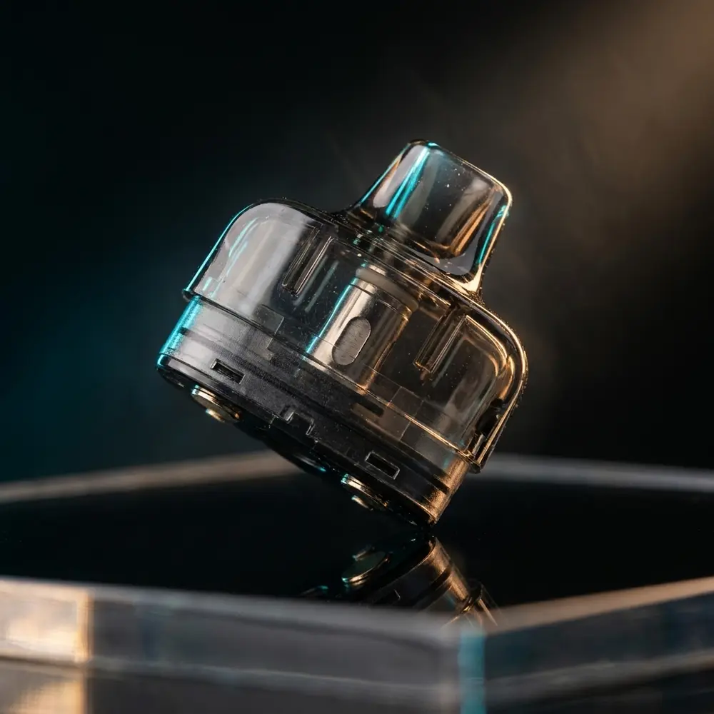 Pod reposicao Amulet 1.6Ω Uwell em estúdio sobre superfície preta brilhante, destaque na transparência e contatos metálicos - Vapor Gringo