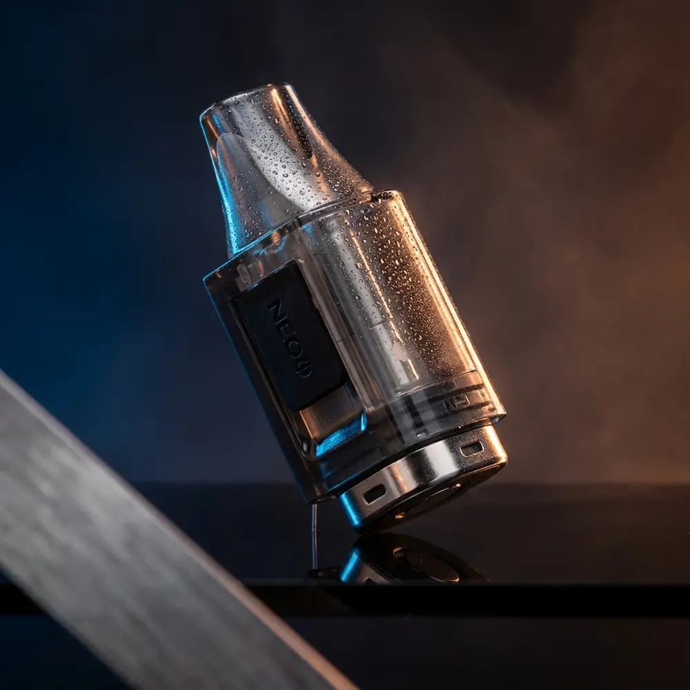 Pod Reposição Caliburn Ironfist L Uwell sobre acrílico preto com iluminação dramática e gotas de condensação - Vapor Gringo