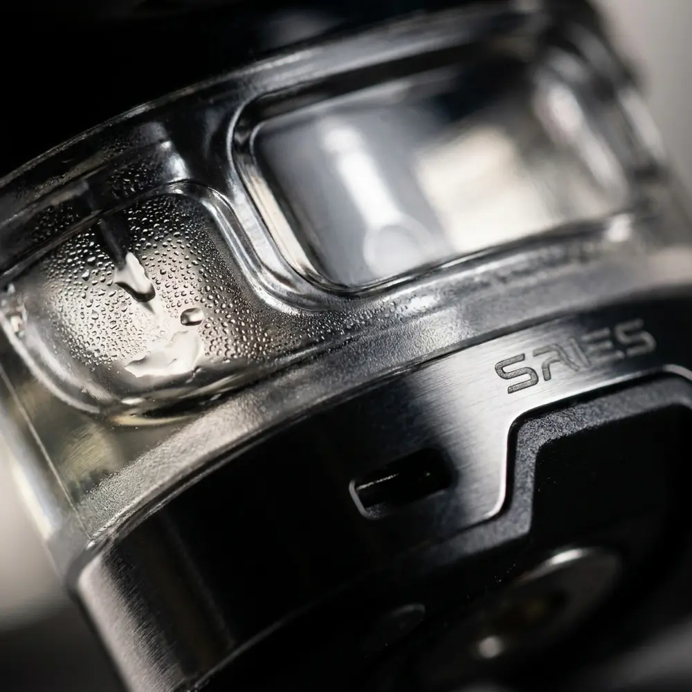 Close-up do Pod Reposição Crown D Uwell mostrando cápsula transparente, metal e gotas de condensação - Vapor Gringo