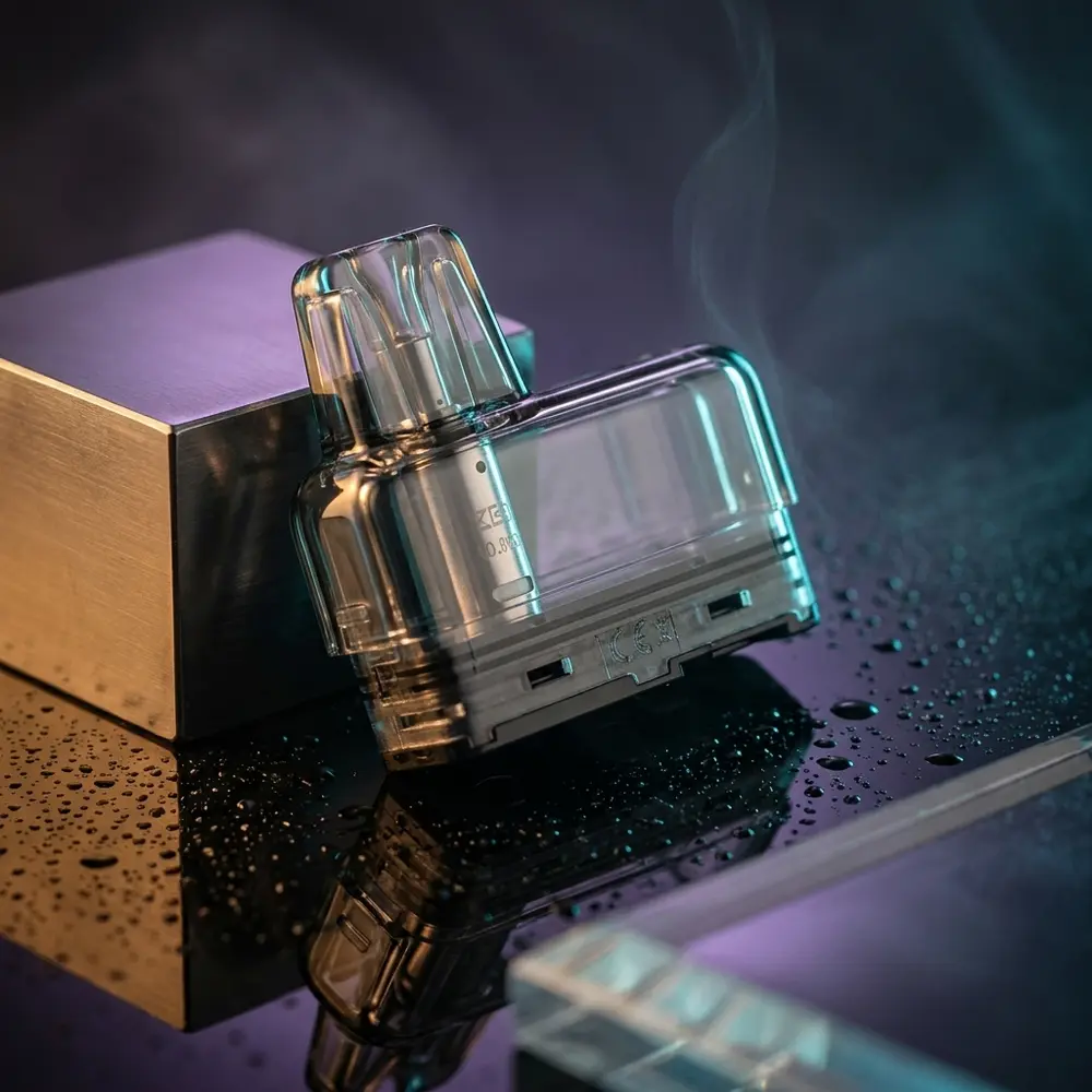 Cartucho Reposicao Eco Nano 6ml Vaporesso apoiado em base acrilica preta com luzes ambar e ciano - Vapor Gringo