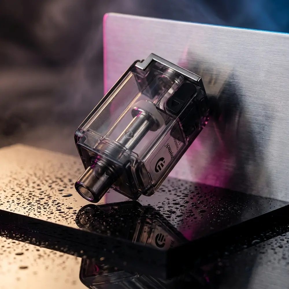Pod Reposicao Exceed Grip 3,5ml Joyetech suspenso sobre acrilico preto com reflexos e luzes azul-amber - Vapor Gringo