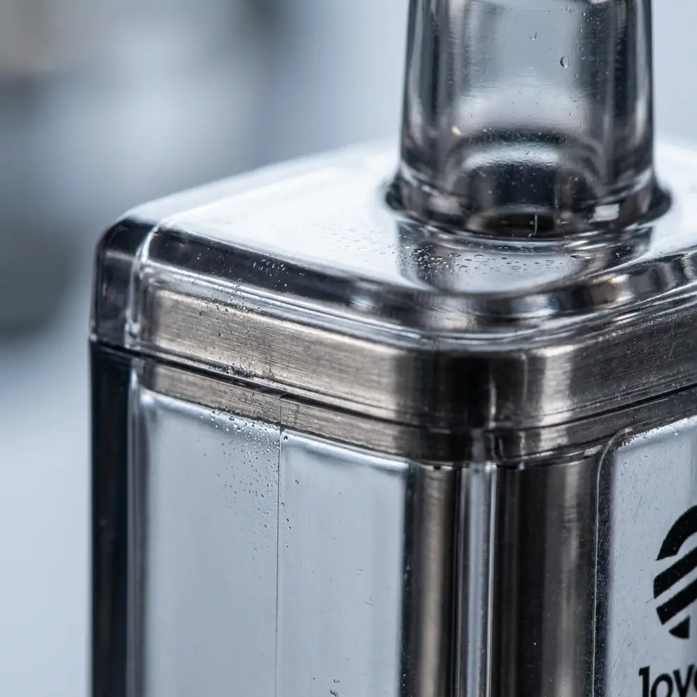 Close-up macro do Pod Reposicao Exceed Grip 3,5ml Joyetech mostrando transparencia, costura metalica e condensacao - Vapor Gringo