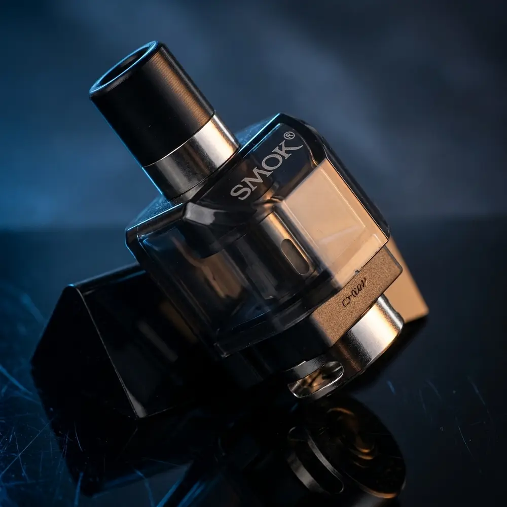 Pod reposicao Fetch Pro 4ml da Smok sobre acrilico preto refletivo, luz dramática e detalhes visíveis - Vapor Gringo