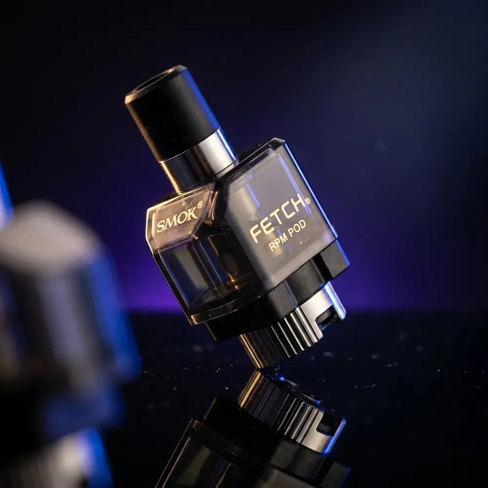 Pod Reposição Fetch Pro 4,3mL da Smok em close sobre acrílico preto com reflexos e luzes ambiente - Vapor Gringo