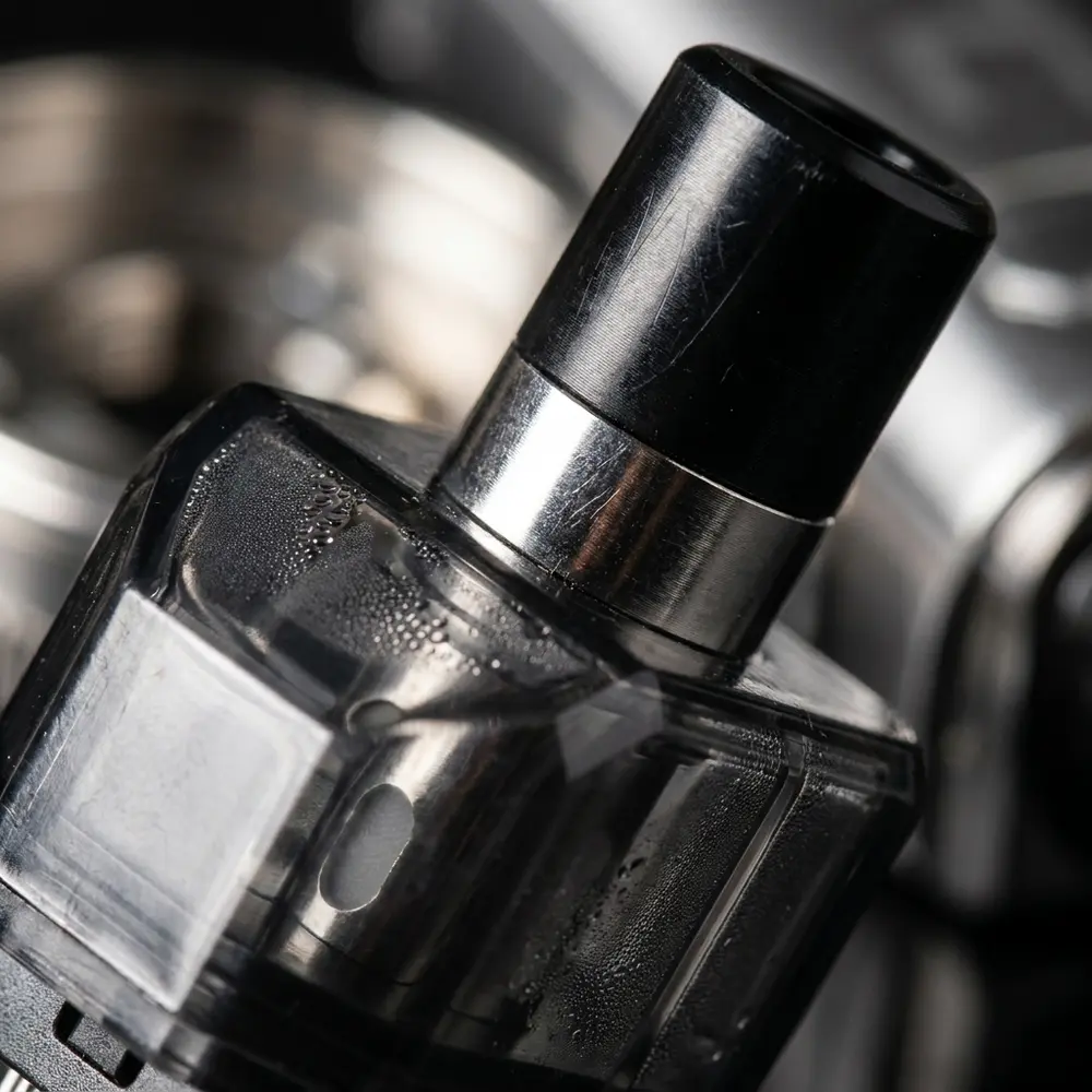 Detalhe macro do Pod Reposição Fetch Pro 4,3mL mostrando bocal, reservatorio transparente e selo de silicone - Vapor Gringo