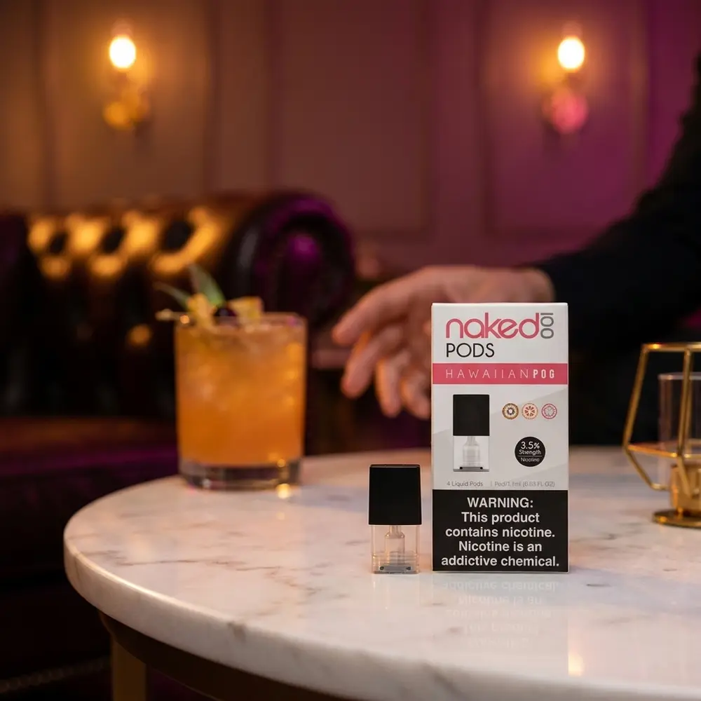 Pod reposicao Hawaiian Pog sobre mesa de marmore em lounge de luxo com copo de cocktail e luzes ambientais ao fundo - Vapor Gringo