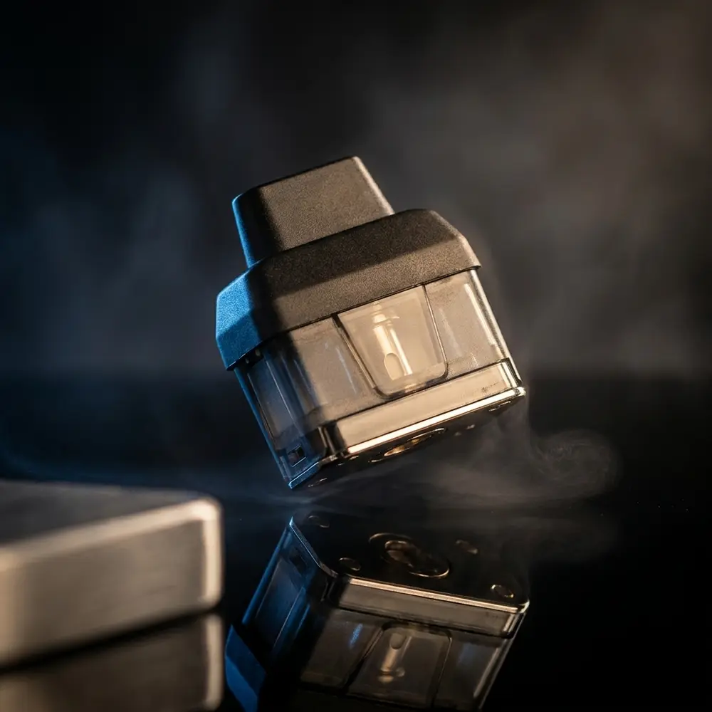 Pod reposicao Icare 2 Eleaf suspenso sobre acrilico preto com iluminacao dramatico e reflexos - Vapor Gringo