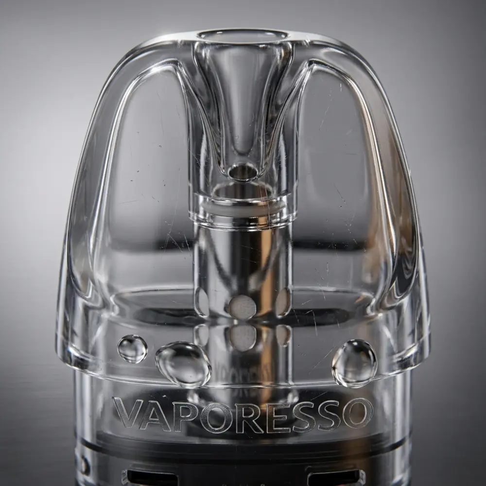 Close-up do pod reposicao Luxe X 0.8ohm Vaporesso mostrando shell transparente, coil metalica e condensacao - Vapor Gringo