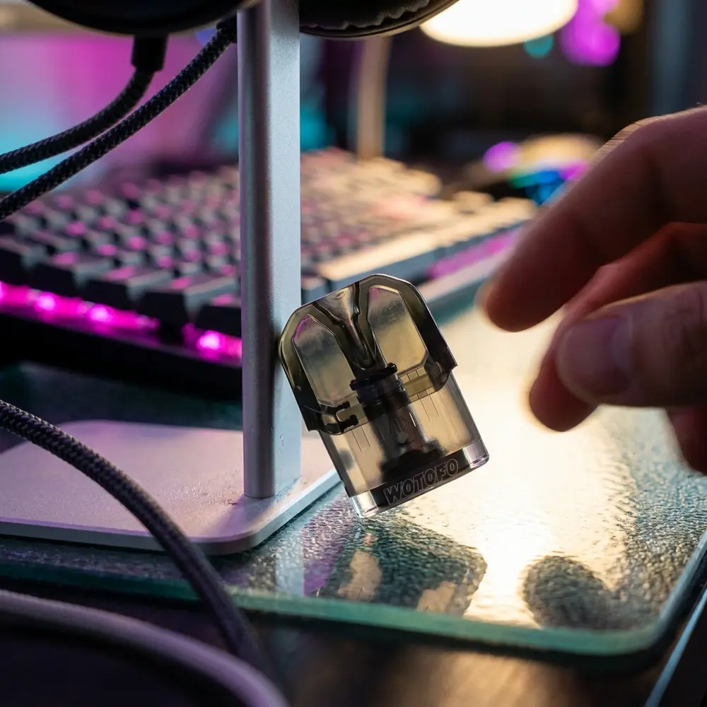Cartucho Manik Mini 3ml sobre mesa gamer RGB, perto de teclado mecanico com reflexos coloridos - Vapor Gringo