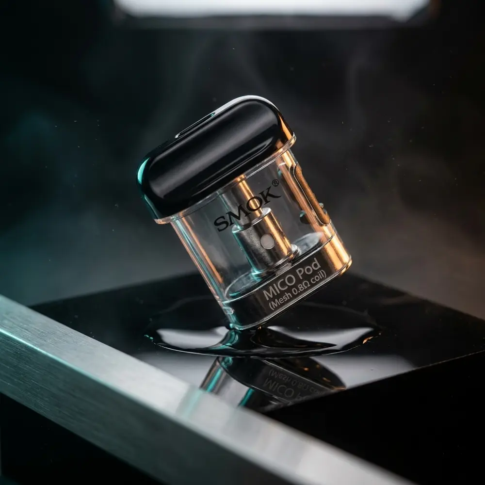 Pod Reposicao MICO Pod Smok em estúdio sobre base acrílica molhada com iluminação dramática - Vapor Gringo