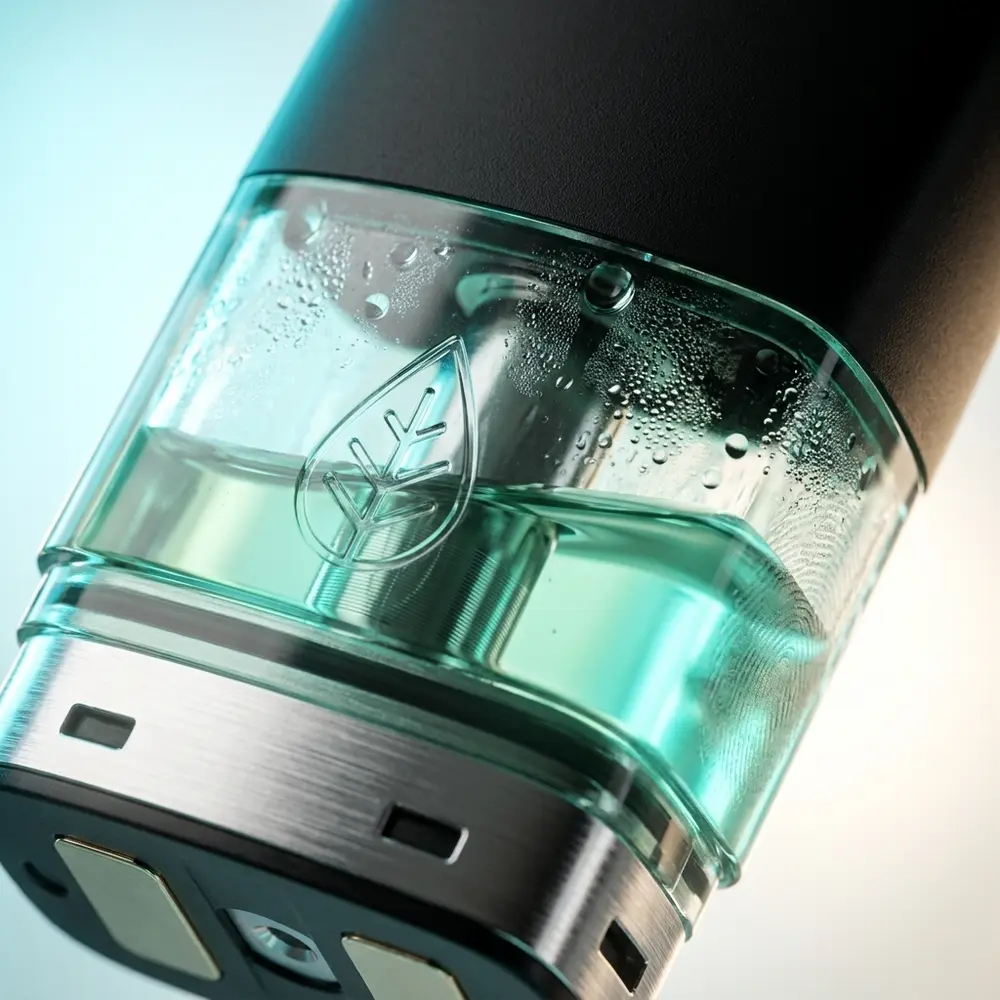Close-up do pod Naked100 Arctic Air mostrando gotas, reservatorio transparente e detalhes metalicos visiveis - Vapor Gringo