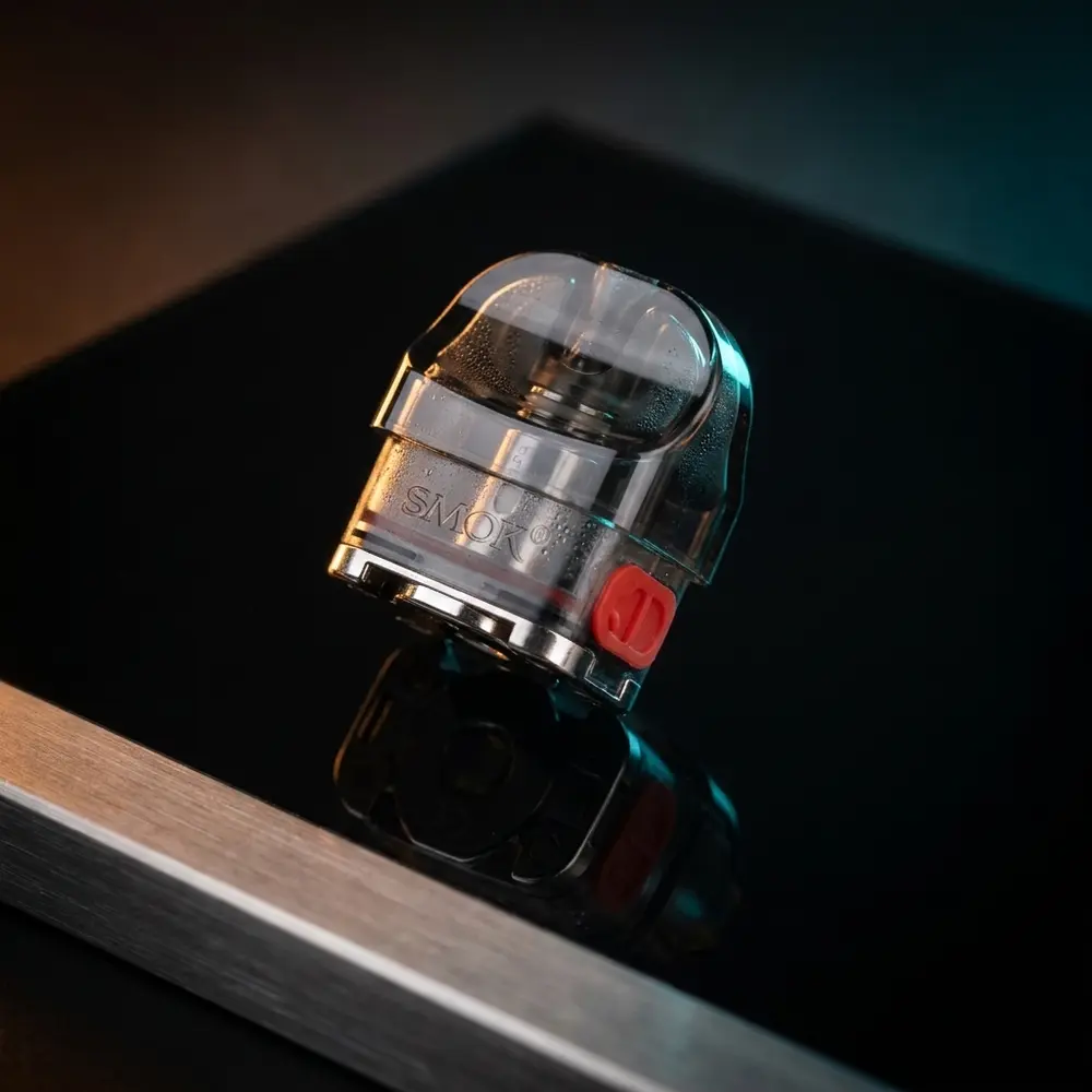 Pod Reposição Nord 4 RPM da Smok suspenso sobre placa acrílica preta com iluminação azul e âmbar e gotas de água - Vapor Gringo