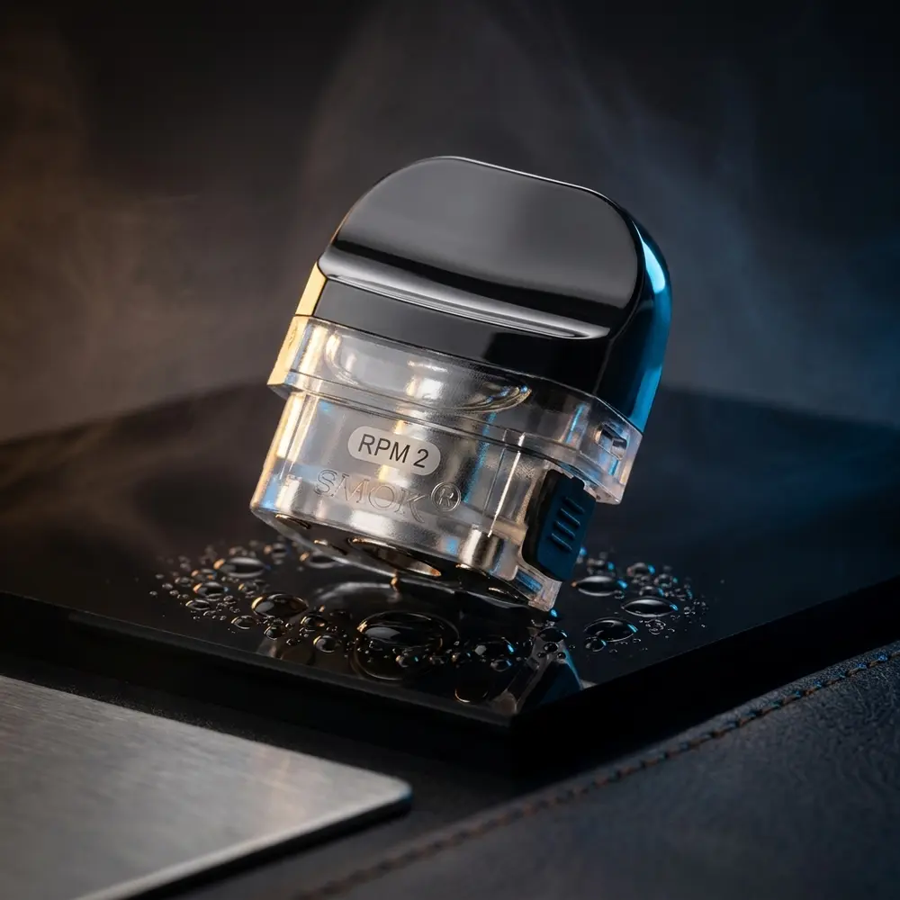 Pod reposicao Nord X RPM 2 da Smok sobre acrilico preto com reflexos azuis e luz quente, close luxuoso - Vapor Gringo