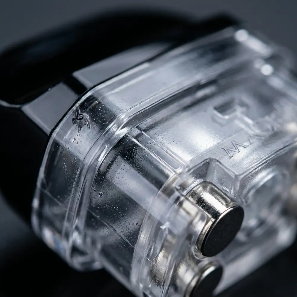 Macro do pod Nord X RPM 2 da Smok mostrando contato metalico, carcaça translúcida e micro-goticulas - Vapor Gringo