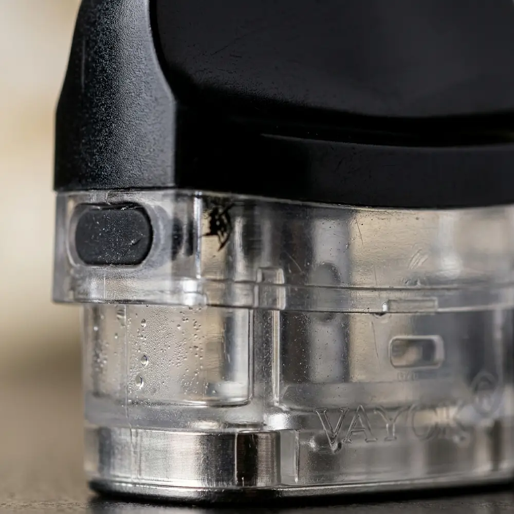 Close-up do Pod Reposição Nord X RPM 6mL Smok mostrando bocal, tampa de silicone e contatos metálicos com gotas - Vapor Gringo
