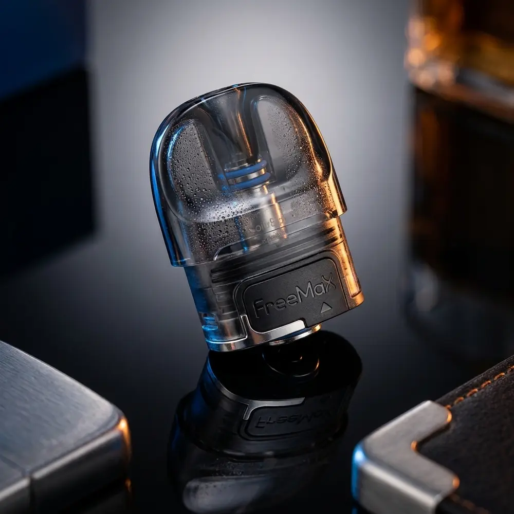 Pod Reposição Onnix 2 2mL sobre acrílico preto refletivo com iluminação azul e âmbar, close hero - Vapor Gringo