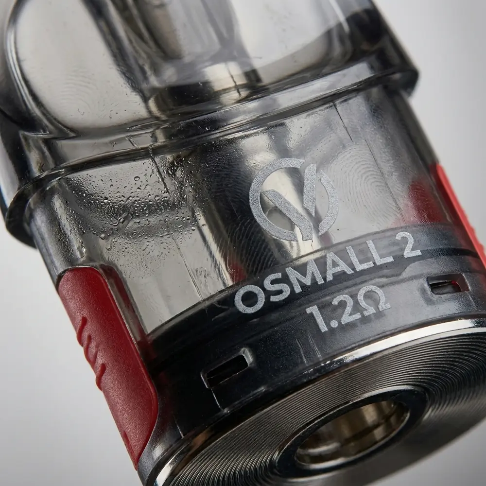 Close extremo da boca e conector do Pod Osmall 2 com gotas, textura PCTG e detalhes da coil 1,2Ω - Vapor Gringo