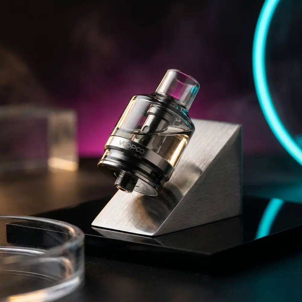 Pod Reposição PnP Tank 4,5ml Voopoo sobre acrílico preto com luzes neon e reflexos em estúdio escuro - Vapor Gringo