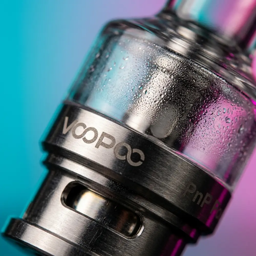 Close-up do Pod Reposição PnP Tank 4,5ml Voopoo mostrando junção transparente e metal com gotas de condensação - Vapor Gringo